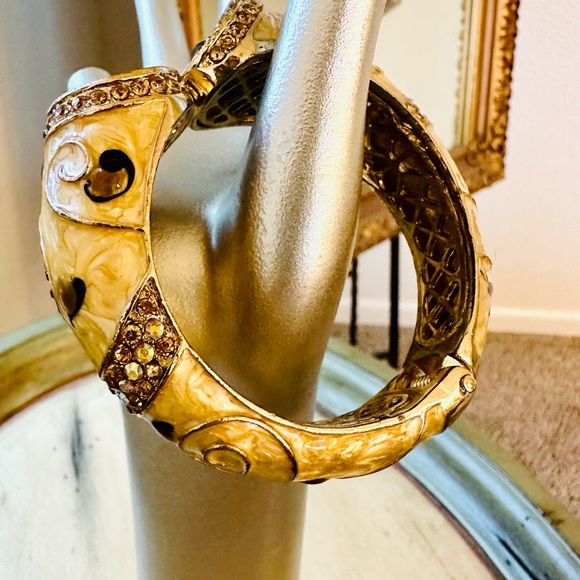 🔥  Gorgeous Rhinestone Statement Bracelet - Picture 15 of 17